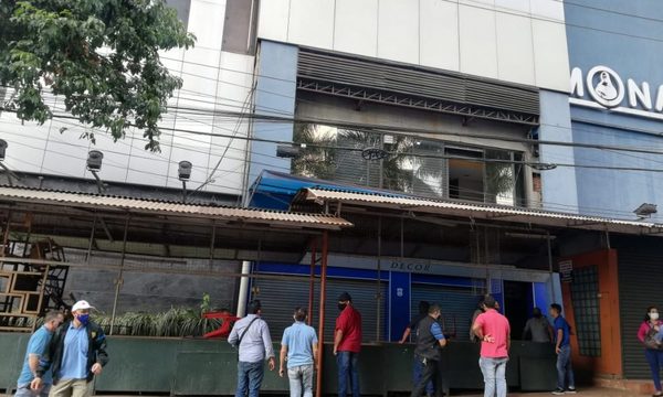 Principio de incendio en local comercial céntrico