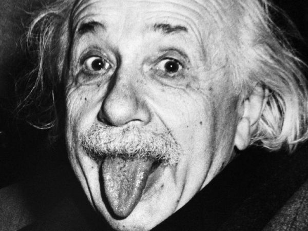 Subastan la copia más antigua de la foto de Einstein sacando la lengua