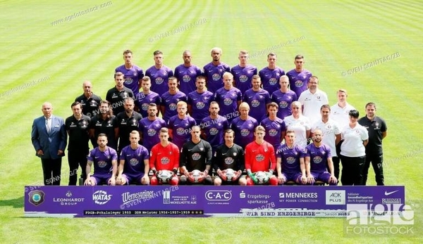 HOY / Todo un club entra en cuarentena tras positivo de un asistente