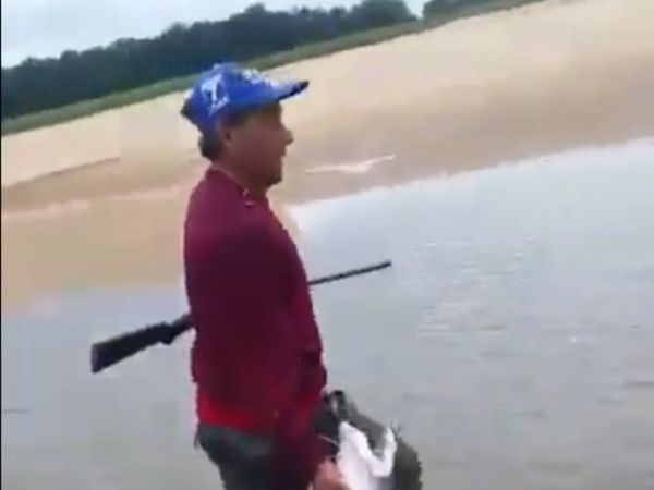 Aprovechan bajante del río y cazan peces con escopeta