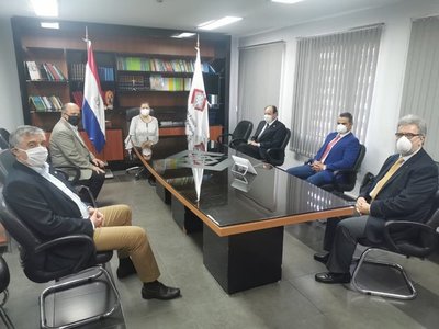 Representantes de industrias farmacéuticas se reunieron con Sandra Quiñónez