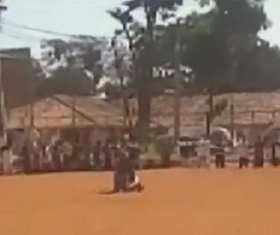 Reclusos arrodillados rezan por delincuente abatido