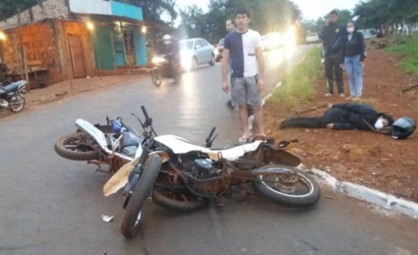 Choque de motocicletas deja con varias lesiones a una mujer