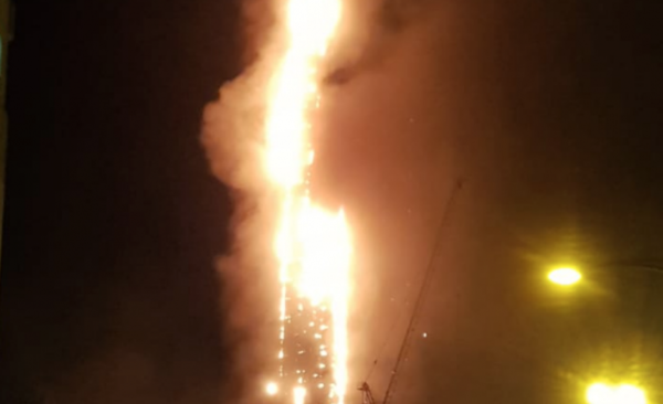 HOY / Fuego consume torre de 48 pisos en zona céntrica de Emiratos Árabes Unidos