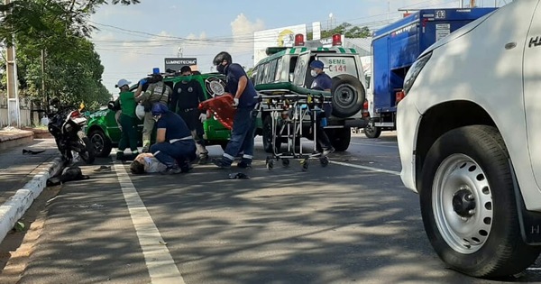 Motociclista embiste por atrás a un colectivo