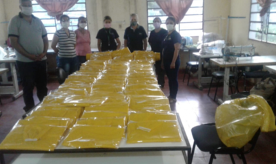 HOY / SNPP respalda labor de médicos y elabora batas de bioseguridad