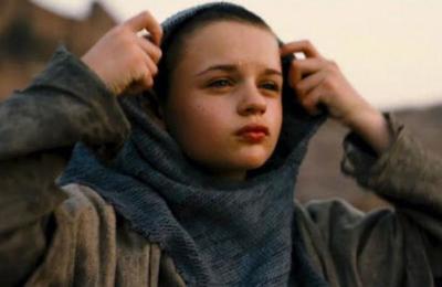A 8 años del estreno: así luce hoy la niña que escapó del hoyo en 'Batman: The Dark Knight Rises' - SNT