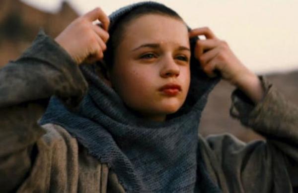 A 8 años del estreno: así luce hoy la niña que escapó del hoyo en 'Batman: The Dark Knight Rises' - SNT