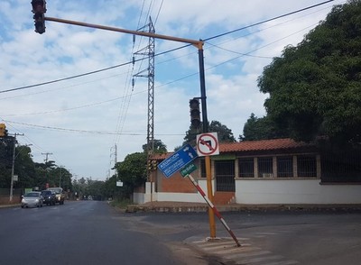 Peligroso cartel de señalización vial » San Lorenzo PY