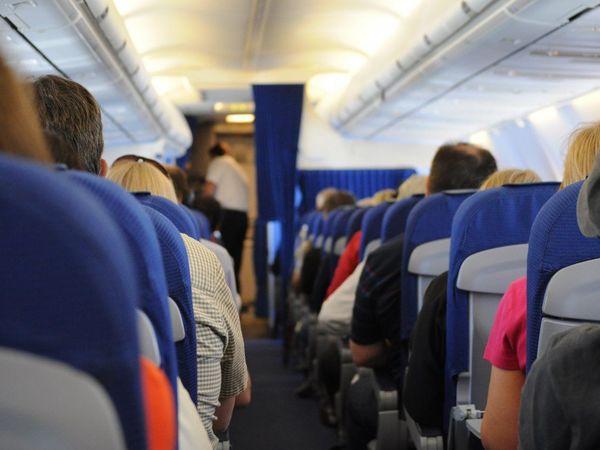 IATA se opone a dejar asientos libres en aviones por Covid-19