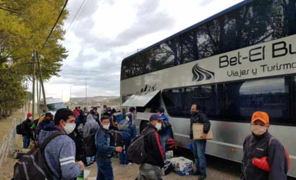 HOY / Doce buses están listos para venir desde Argentina con paraguayos