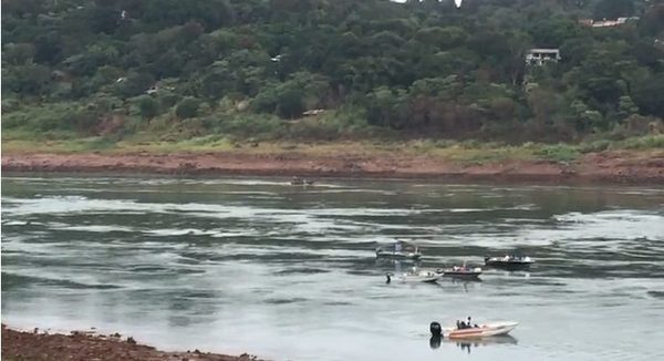 Siguen DESAPARECIDOS 4 jóvenes en las AGUAS del río Paraná