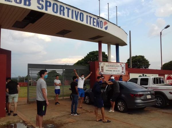 Se manifiestan para cobrar - Fútbol - ABC Color