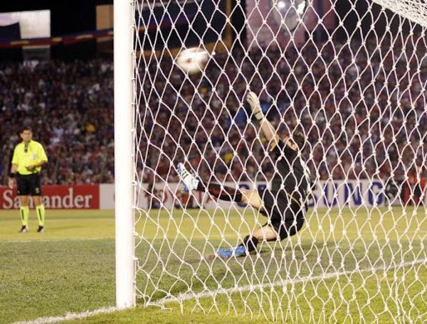 Los penales dieron el pase a cuartos - Fútbol - ABC Color