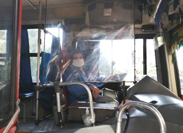 Choferes usan “escudo” anti-Covid-19 en micros | Crónica