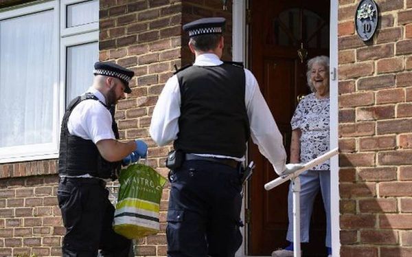 En las afueras de Londres van al rescate de ancianos
