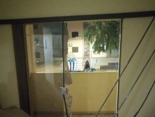 HOY / Vandalismo en barrio San Francisco: adictos destrozan blíndex de vecina que los denunció