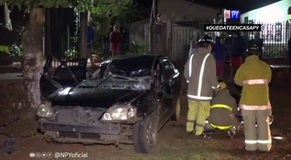 Pareja queda atrapada en un auto tras impactar violentamente contra un árbol | Noticias Paraguay