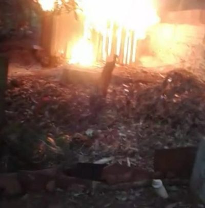 Desconocidos incendian vivienda