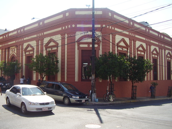 Padres de colegio privado se manifestarán exigiendo el 50% de descuento en cuotas