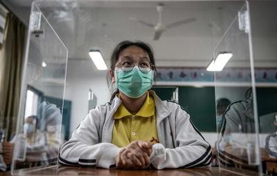 Estudiantes de secundaria reinician clases en Wuhan