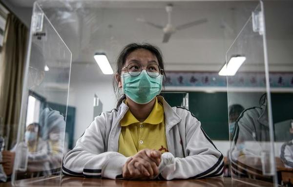 Estudiantes de secundaria reinician clases en Wuhan