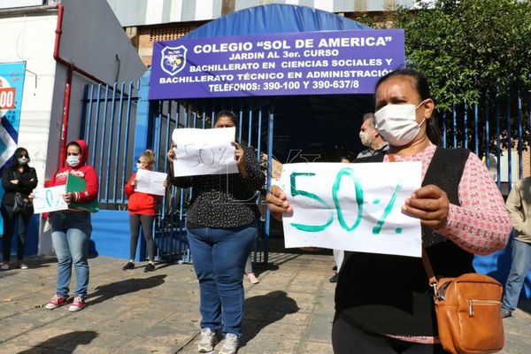 Padres se manifiestan pidiendo 50% de descuento en cuotas
