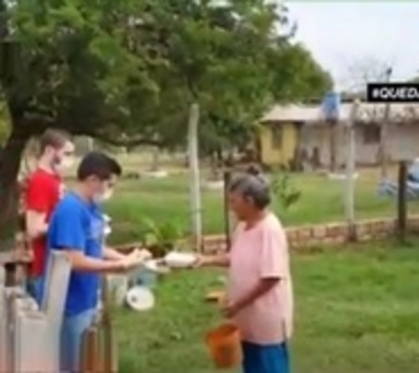Celebró su cumpleaños dando de comer a familias carenciadas - Paraguay.com