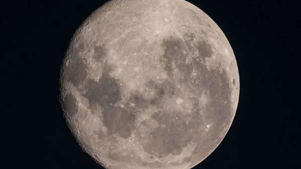 Un astrofotógrafo publicó la imagen más detallada de los cráteres de la Luna
