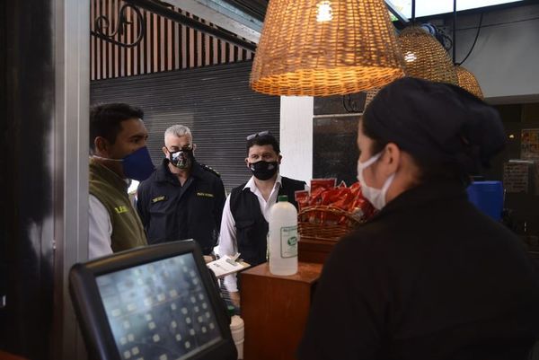 Autoridades verifican cumplimiento de disposiciones sanitarias en microcentro - Nacionales - ABC Color