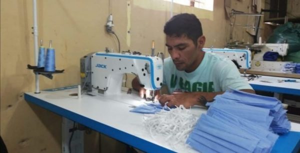 Misiones: Reos elaboran equipos de bioseguridad y tapabocas para profesionales de Salud | Noticias Paraguay
