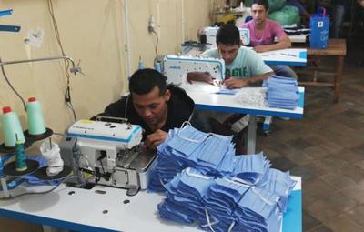 Internos del penal de Misiones confeccionan tapabocas y batas de bioseguridad