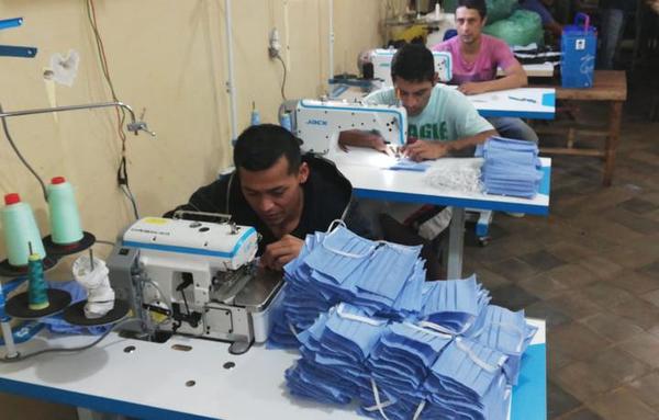 Internos del penal de Misiones confeccionan tapabocas y batas de bioseguridad