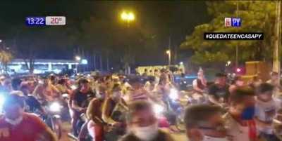 Violan cuarentena y dan multitudinaria bienvenida a periodista declarado inocente | Noticias Paraguay