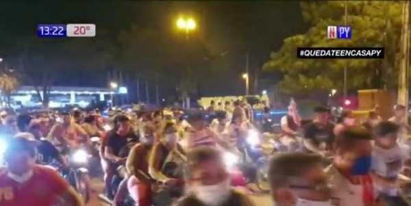 Violan cuarentena y dan multitudinaria bienvenida a periodista declarado inocente | Noticias Paraguay