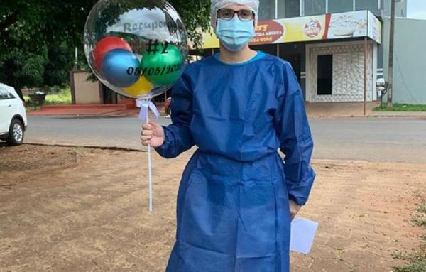 Con globos dieron el alta al segundo paciente recuperado de covid-19 en Pedro Juan