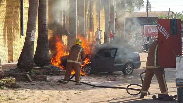 Un vehículo se incendió frente a un supermercado en Concepción
