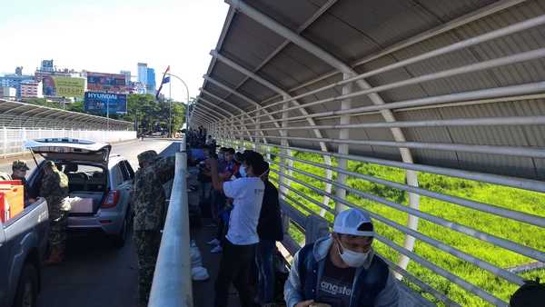 Llego otro contingente de 35 PARAGUAYOS en el Puente de la Amistad