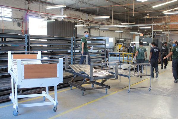 Mano de obra nacional produciría 100 camas por día para Salud