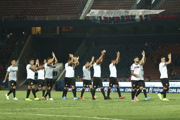Médicos de clubes optan por la vuelta del fútbol con concentración particular