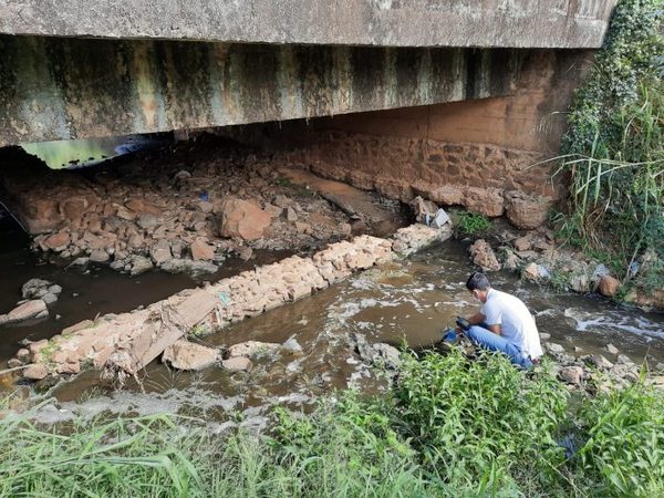 Mades colecta muestras de arroyo Cañada del Carmen para evaluar impacto ambiental » Ñanduti