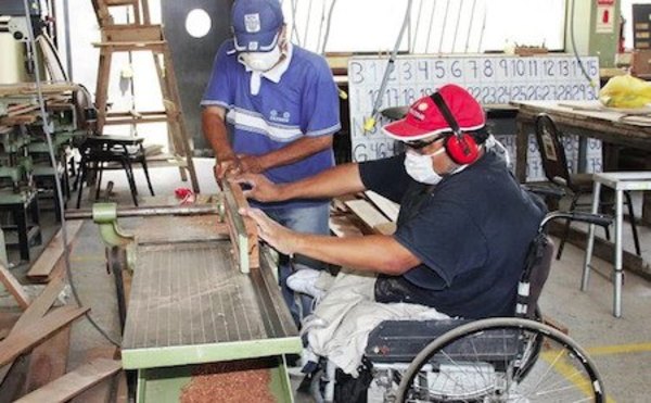 Hendy con los socios de la Asonadis ndaje | Crónica