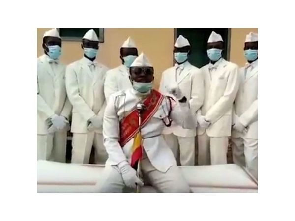 Los "negros del ataúd" se vistieron de blanco para agradecer a los doctores