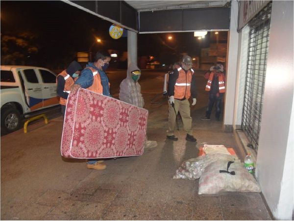 SEN entrega colchones y frazadas a personas en situación de calle