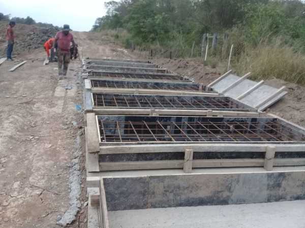 Puente de hormigón armado avanza en la ruta bioceánica de Carmelo Peralta