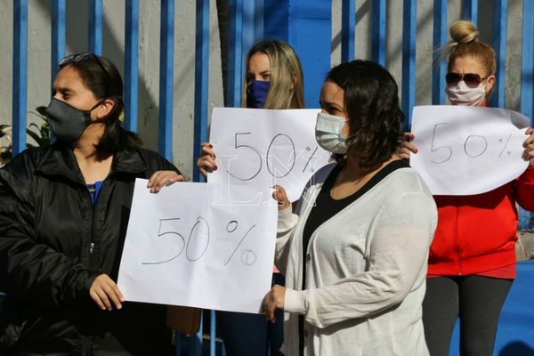 Más padres de colegios privados se manifiestan