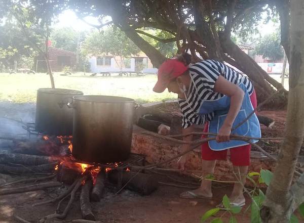 Cocineras piden ayuda para olla popular • Luque Noticias