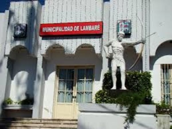 Denuncian despido de 250 funcionarios de Muni de Lambaré y realizan huelga de hambre