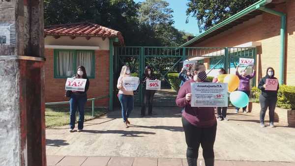 Padres se manifiestan y exigen disminución del precio de las cuotas » Ñanduti