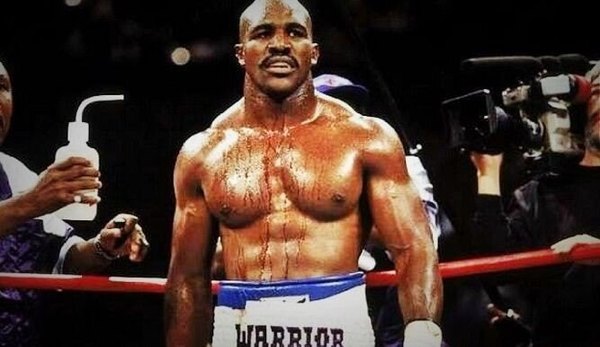 El excampeón mundial Evander Holyfield anunció su vuelta al ring